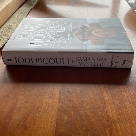 Between the Lines Hardcover book by Jodi Picoult & Samantha Van Leer. - Picture 5 of 6